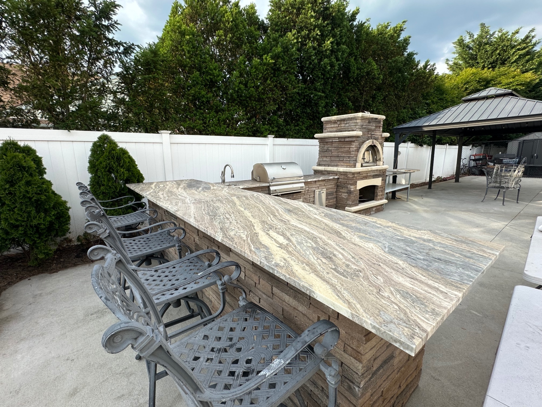 Outdoor Kitchen & Entertaining Area